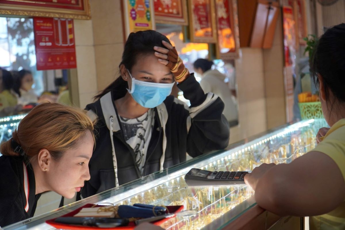 Bán vàng bình ổn để giảm chênh lệch giá vàng trong nước - thế giới?